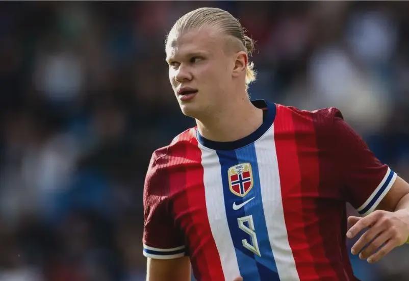 阿斯顿维拉在埃梅里带领下强势冲击英超争冠，与阿森纳激烈争夺榜首。