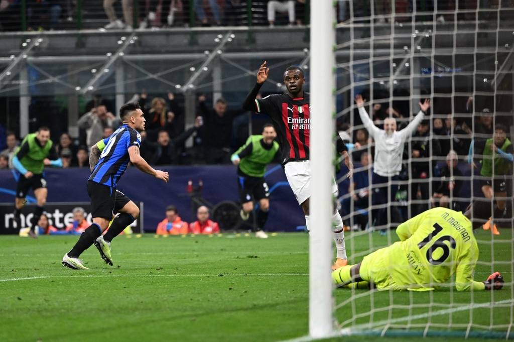 队史独一档！怀特生涯6次单场6三分+3帽，其他人合计3次（队史无人能及！怀特生涯6场轰6记三分+3次封盖，其他球员合计仅3场）