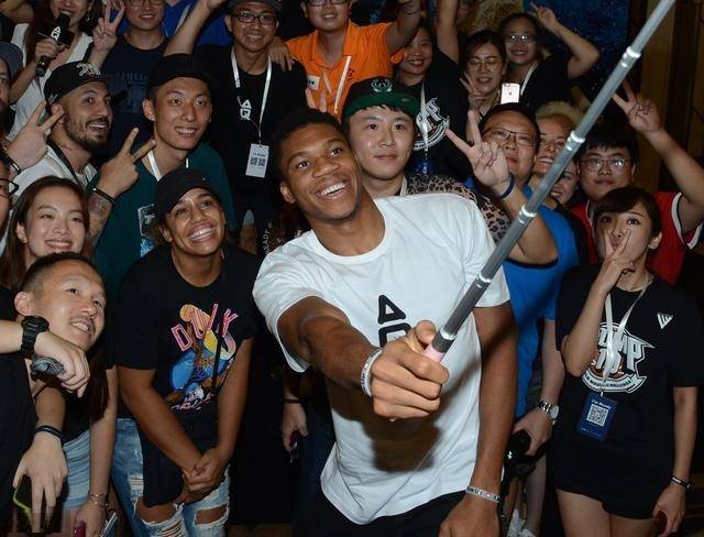 伦敦奥运马术双骄伴随爱马同日辞世 相互扶持逾二十载共谱辉煌传奇（伦敦奥运马术双雄与爱马同日谢幕 相伴二十余载共铸辉煌传奇）