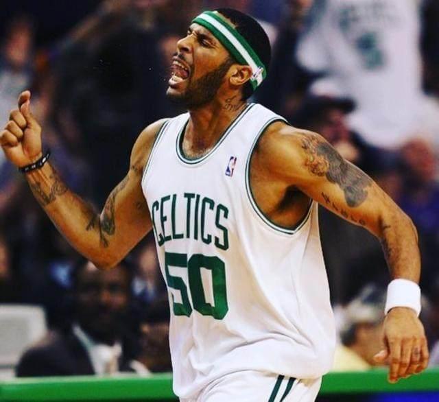 秀西班牙语，弗里克和记者开玩笑：搞什么，你们这些混蛋？（弗里克秀西班牙语与记者打趣：你们这是搞什么，伙计们？）