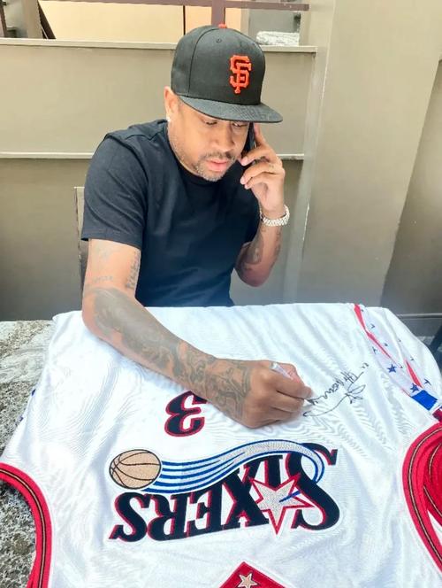 被与梅西比较？伦纳特-卡尔：我不能和他相比，他是我的偶像（回应被拿来与梅西比较，伦纳特-卡尔：无法相提并论，他是我的偶像）